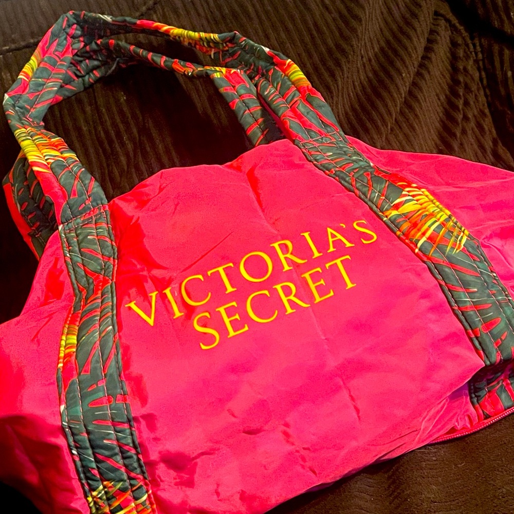 BRAND NEW! Never Used!
VICTORIA SECRETS DUFFEL BAG